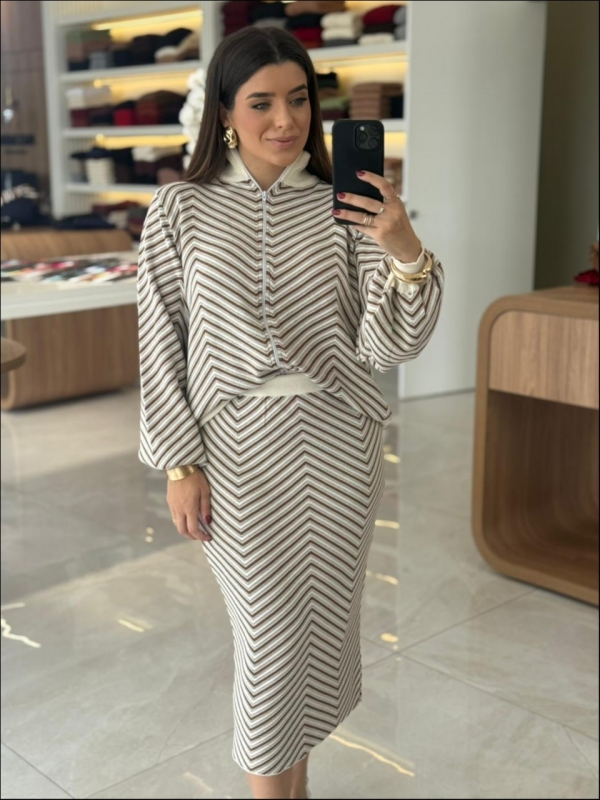 CONJUNTO LISTRADO MYLA - OFF WHITE/CARAMELO