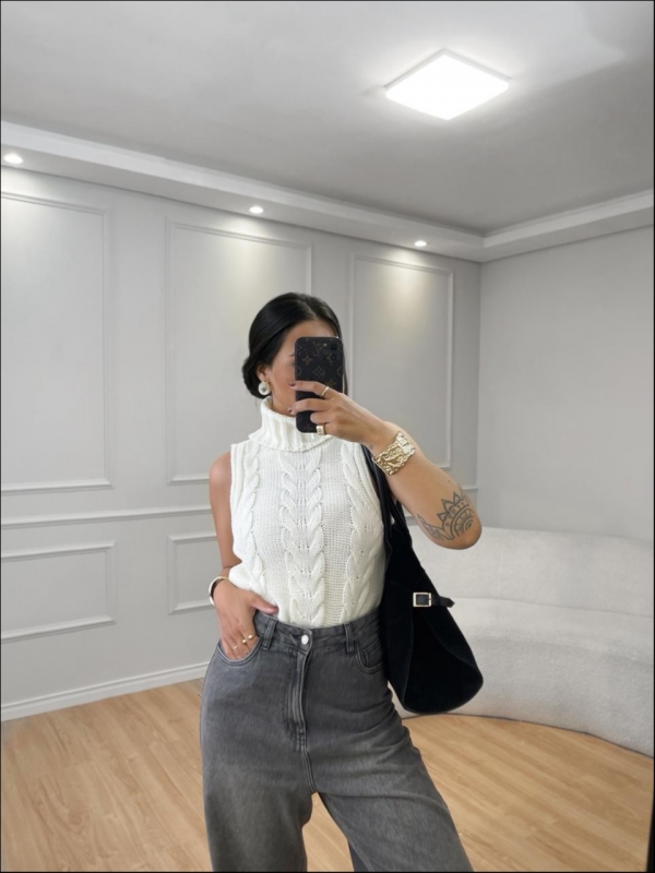 COLETE GOLA ALTA EM LÃ - OFF WHITE